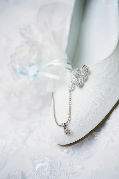 Chaussure de mariage avec collier — Photo