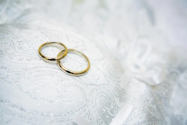 Anéis de casamento em um belo fundo branco — Fotografia de Stock