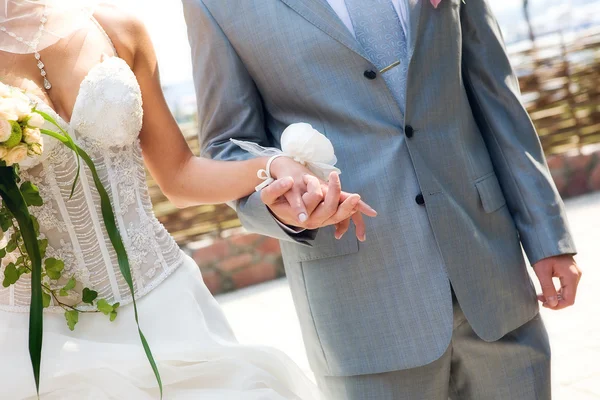 Ruce novomanželů — Stock fotografie