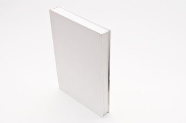 Beyaz bir arka plan üzerinde beyaz boş kapak kitap