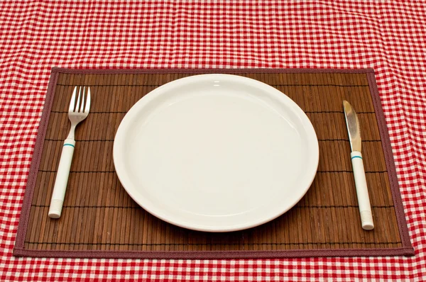 Mutfak Masasının Üzerinde Beyaz Boş Levha — Stok fotoğraf
