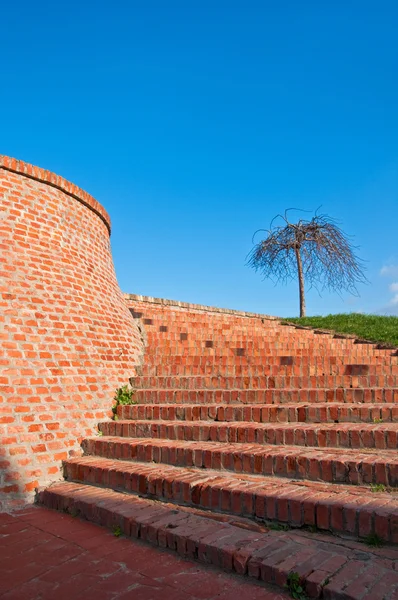Старая Лестница Красного Кирпича Фоне Голубого Неба — стоковое фото