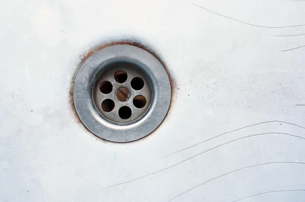 古い時代遅れの浴槽の排水されてドレイン — ストック写真