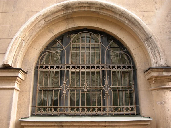 Metalowe Kratki Ażurowe Oknie — Zdjęcie stockowe