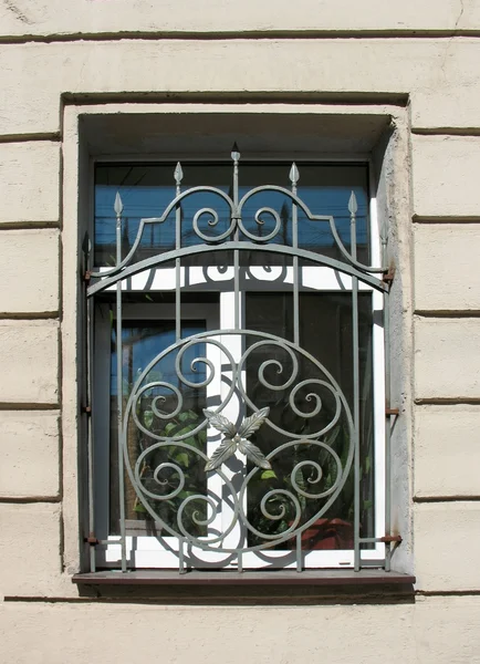 Metalowe Kratki Ażurowe Oknie — Zdjęcie stockowe