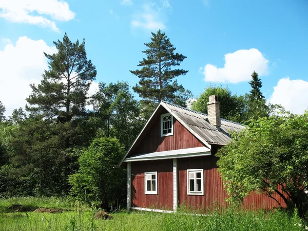 Houten huis in het bos — Stockfoto
