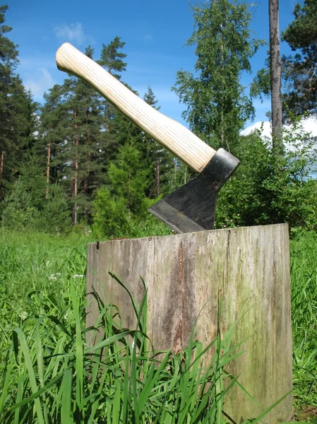 斧は木のブロックで立ち往生 — ストック写真