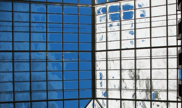 Het Glazen Dak Van Een Modern Gebouw Bedekt Met Sneeuw — Stockfoto