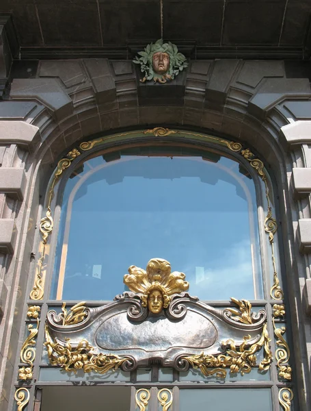 Бронзовая скульптура на фасаде Домашней книги - бывшее здание — стоковое фото
