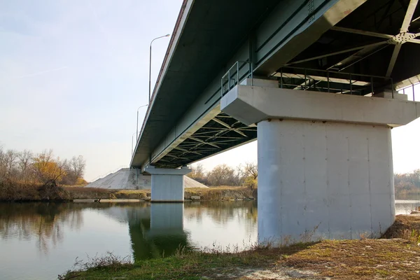 De brug over de rivier — Stockfoto
