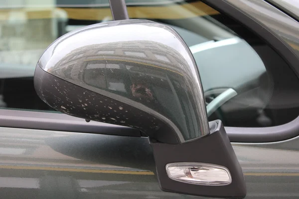 Espelho retrovisor e carro — Fotografia de Stock