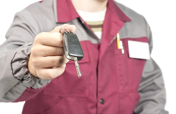 Mechaniker gibt Autoschlüssel ab — Stockfoto