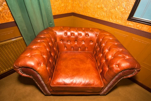Винтажное коричневое кресло — стоковое фото