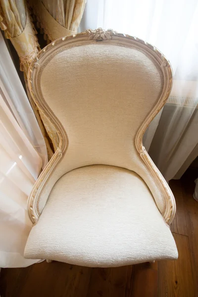 Винтажное белое кресло — стоковое фото