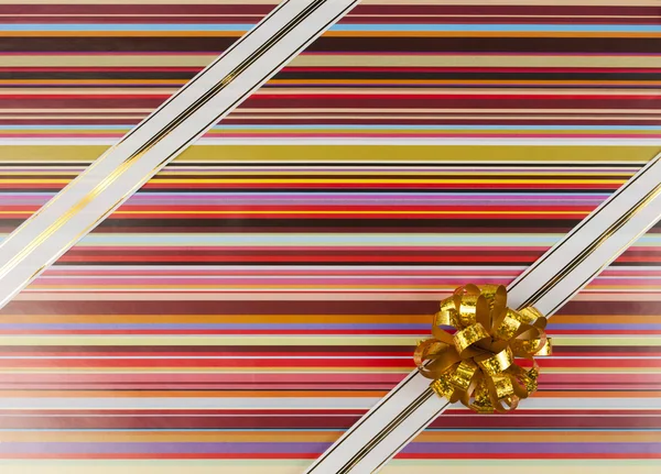 Ruban et arc sur papier cadeau couleur — Photo