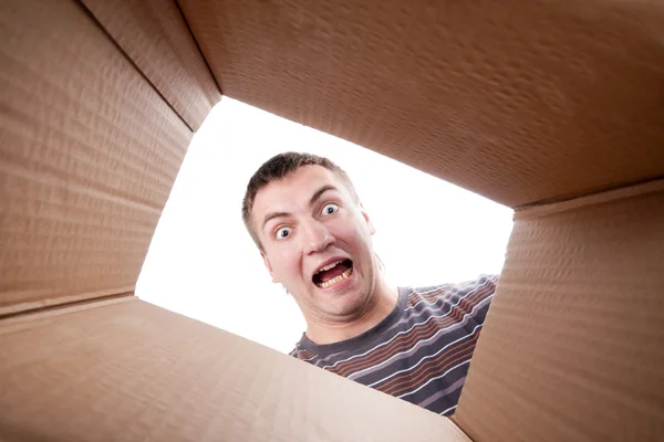 Homem olhando para a caixa de papelão — Fotografia de Stock