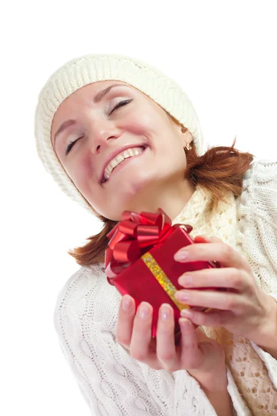 Felice donna sorridente con regalo — Foto Stock