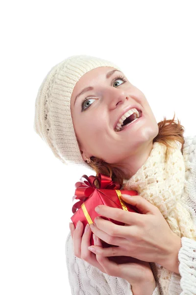 Glücklich lächelnde Frau mit Geschenk — Stockfoto