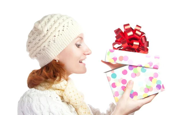 Glücklich lächelnde Frau öffnet Weihnachtsgeschenk — Stockfoto