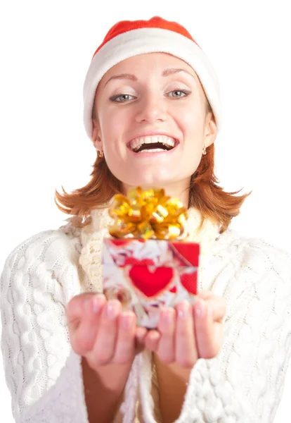 Feliz mulher sorridente em chapéu de Natal com presente — Fotografia de Stock