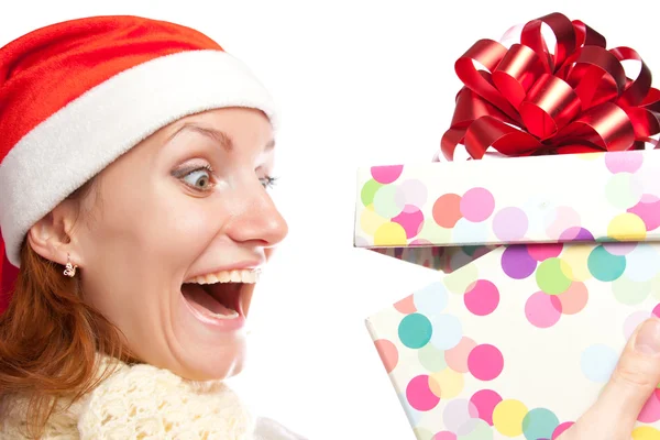 Glücklich überraschte Frau öffnet Weihnachtsgeschenk — Stockfoto