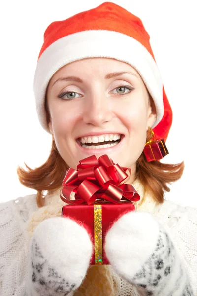Ευτυχής χαμογελαστό γυναίκα σε Χριστούγεννα καπέλο και γάντια με δώρο — Φωτογραφία Αρχείου