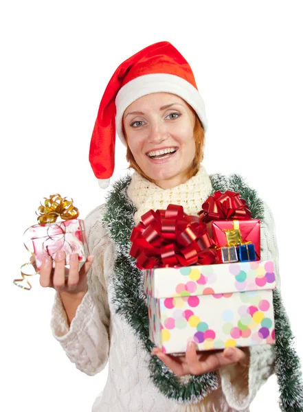 Glada leende kvinna i jul hatt med gåvor — Stockfoto