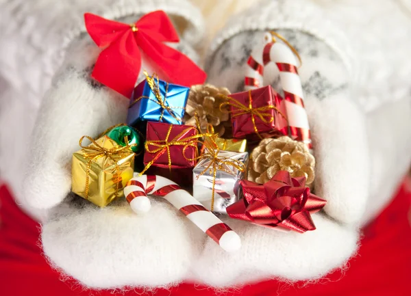 Kleine Weihnachtsgeschenke in Handflächen — Stockfoto