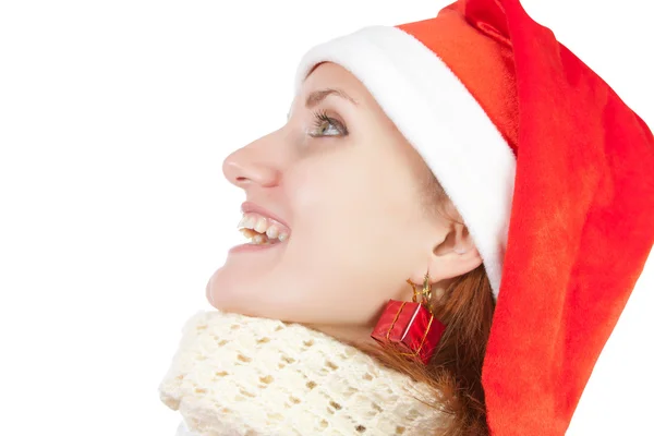 Улыбающаяся женщина в рождественской шляпе — стоковое фото