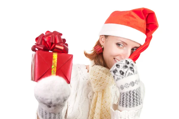 Glücklich lächelnde Frau mit Weihnachtsmütze und Geschenken — Stockfoto