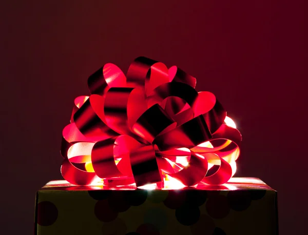 大红色蝴蝶结和丝带的礼物 — 图库照片