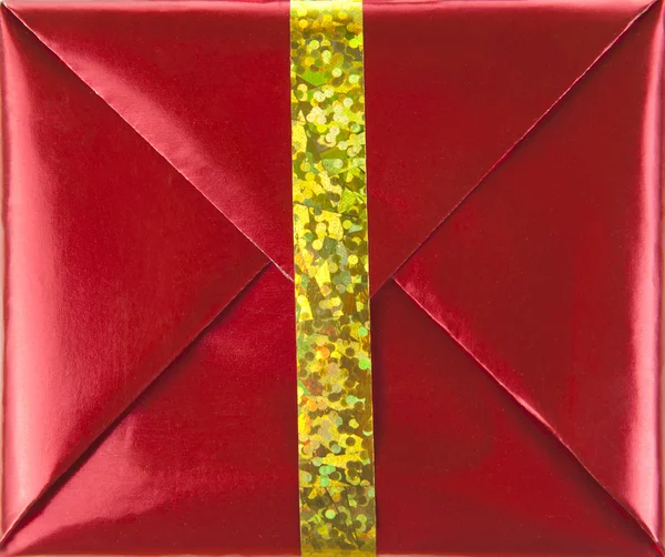 Piros ajándék doboz arany szalaggal — Stock Fotó