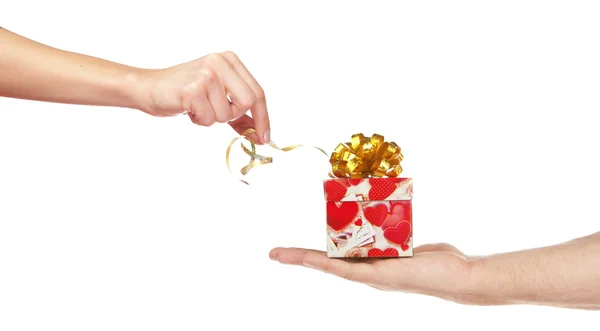 Kleines rotes Geschenk in der Handfläche — Stockfoto