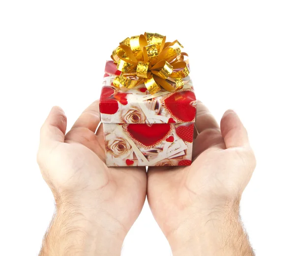 Kleines rotes Geschenk in Handflächen — Stockfoto