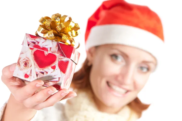 Gelukkig lachende vrouw in kerstmuts met cadeau — Stockfoto