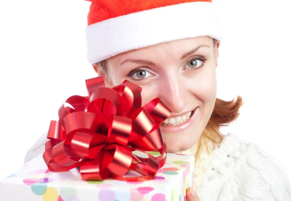 Feliz mulher sorridente em chapéu de Natal com presente — Fotografia de Stock