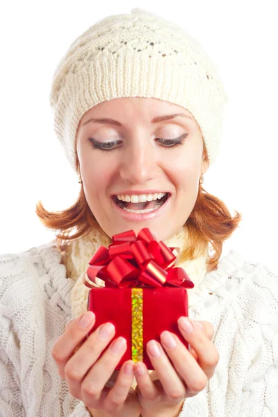 Schöne lächelnde Frau mit Geschenk Stockbild