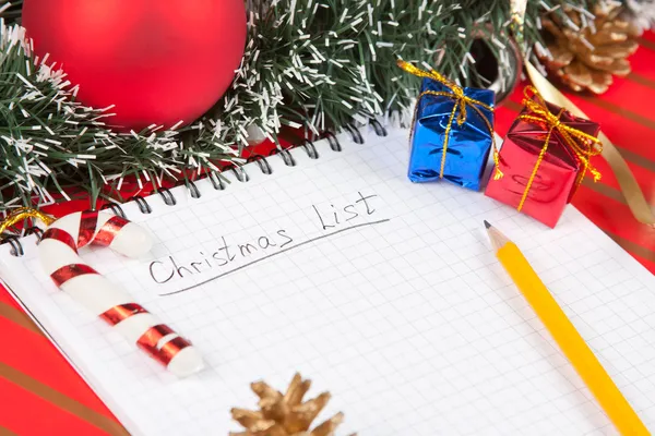 クリスマスのリストと装飾 — ストック写真