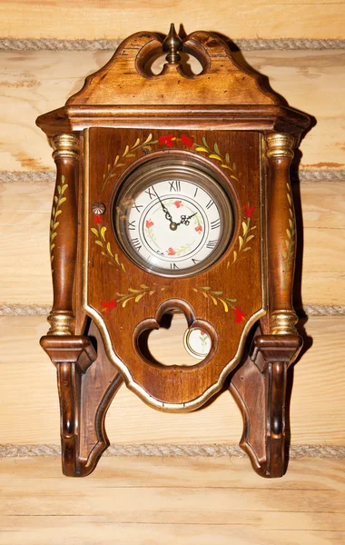 Старовинні дерев'яні годинник — стокове фото