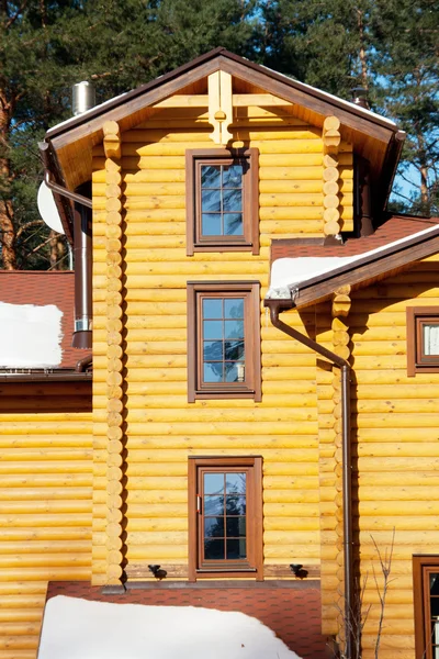 Houten huis bij pine forest — Stockfoto