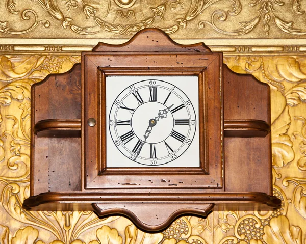 ヴィンテージの木製時計复古颠簸陶瓷墙 — ストック写真