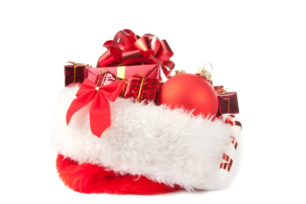 Chapéu de Natal cheio de ornamentos vermelhos — Fotografia de Stock