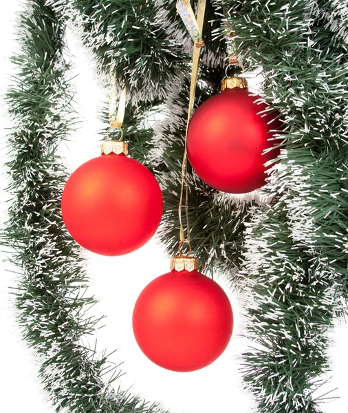 Cuelga adornos rojos de Navidad — Foto de Stock