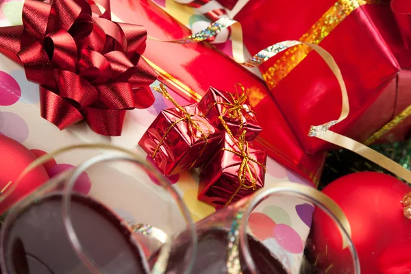휴일 선물 및 와인잔 — 스톡 사진