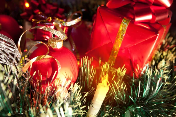 Adornos navideños, regalos y velas — Foto de Stock