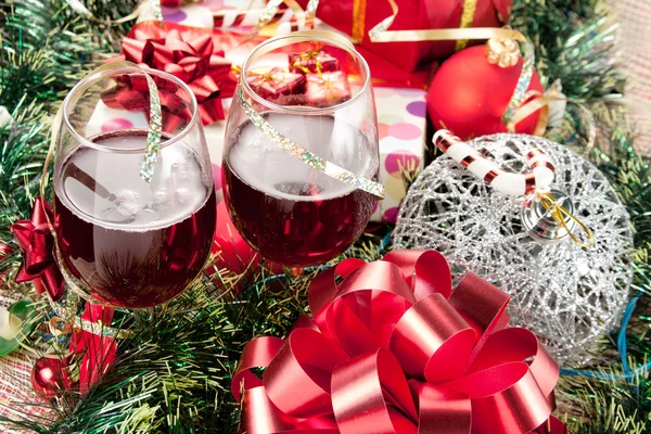 Weihnachtsgeschenke und Weingläser — Stockfoto