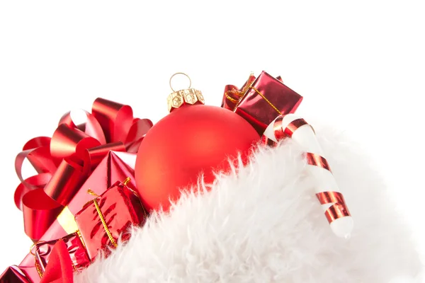 Weihnachtsmütze voller roter Ornamente — Stockfoto