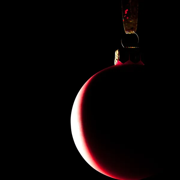 Christmas kırmızı baubles asılı — Stok fotoğraf