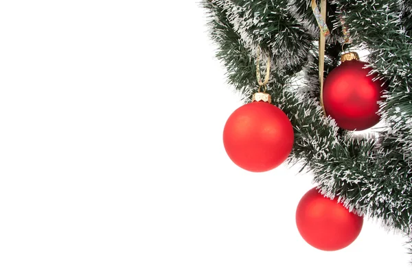 Christmas kırmızı baubles asılı — Stok fotoğraf
