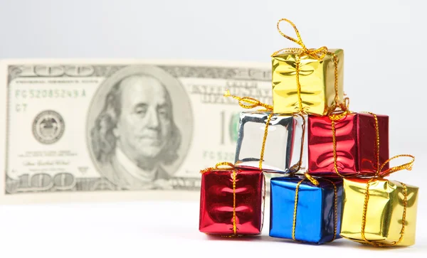 De giften van Kerstmis met het geld klein — Stockfoto